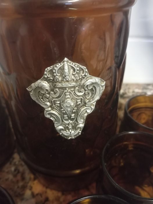 Garrafa antiga com seis copos de licor