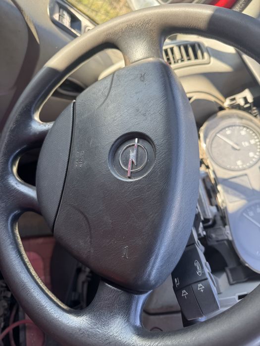 Airbag poduszka kierowcy w kierownice Opel Vivaro lift