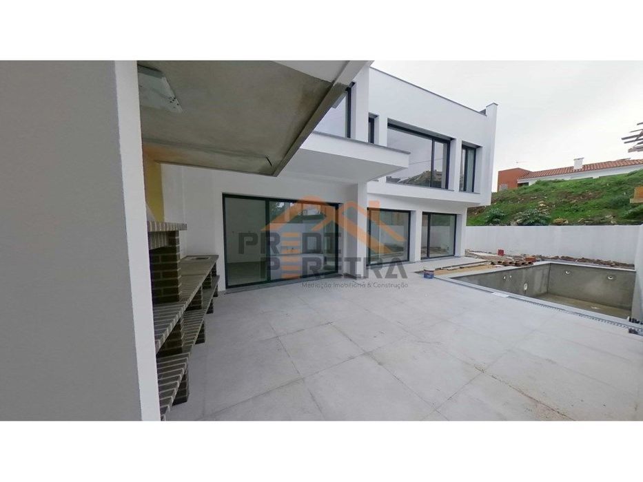 Moradia T4 de luxo com piscina e garagem - Oportunidade Única!