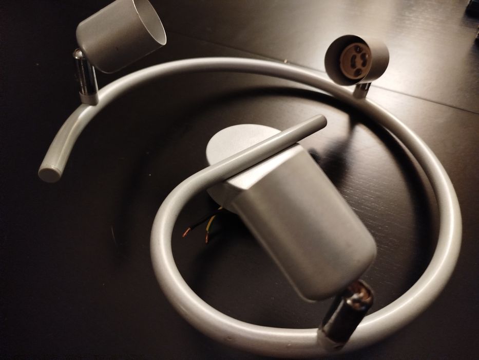 Candeeiros de focos em cinzento claro.