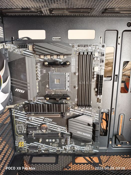 Caixa Montech Design com placa mae.