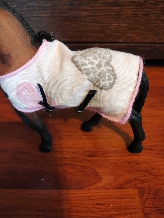 Derka dla figurek koni