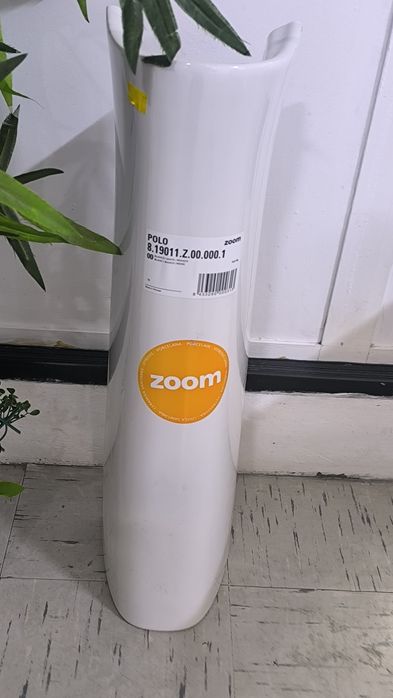 lavatórios de pedestal de porcelana branca.