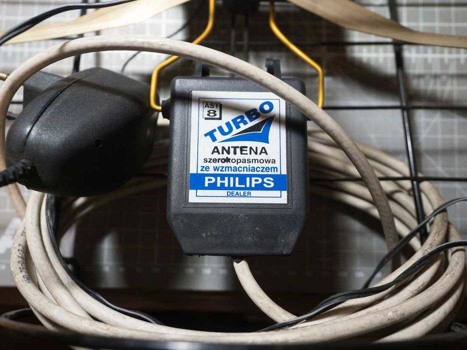 Antena szerokopasmowa ze wzmacniaczem - (antena pokojowa)