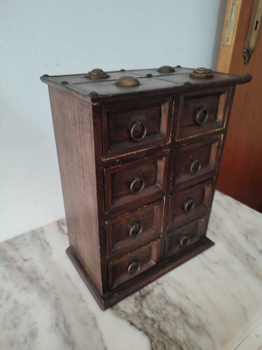 Caixa com mini gavetas
