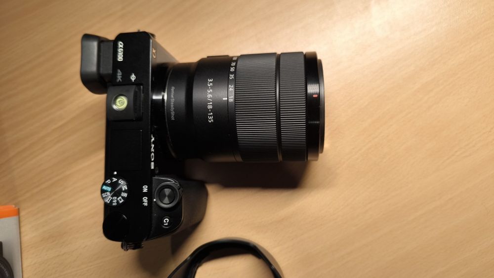 Câmera Sony a6100 + lente Sony 18-135 OSS