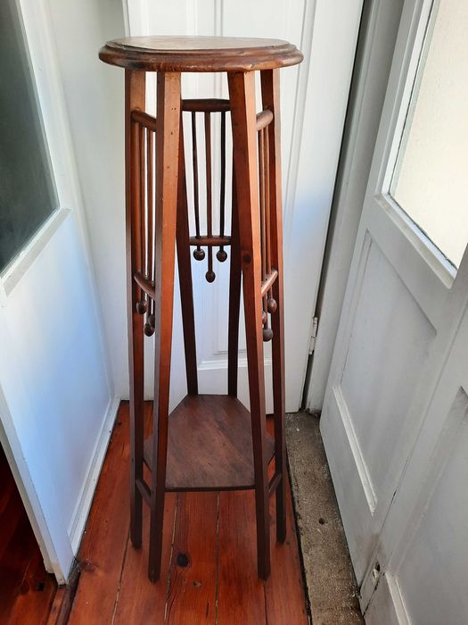 Suporte alto em madeira com prateleira