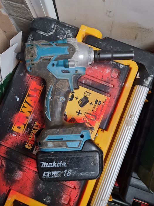 Гайковерт Makita + АКБ