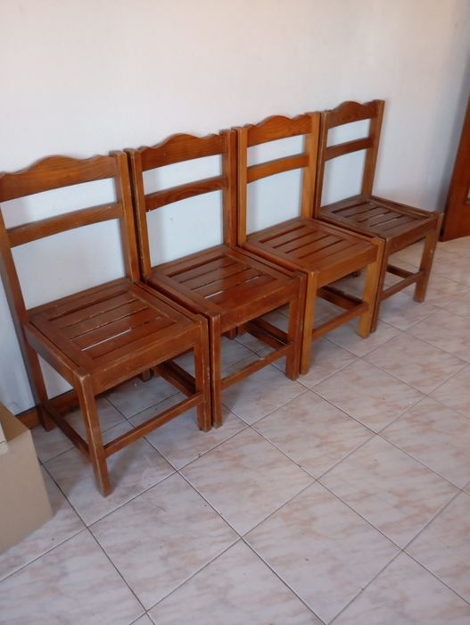 Vendo quarto cadeiras em madeira