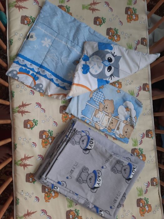 Дитяча кроватка.