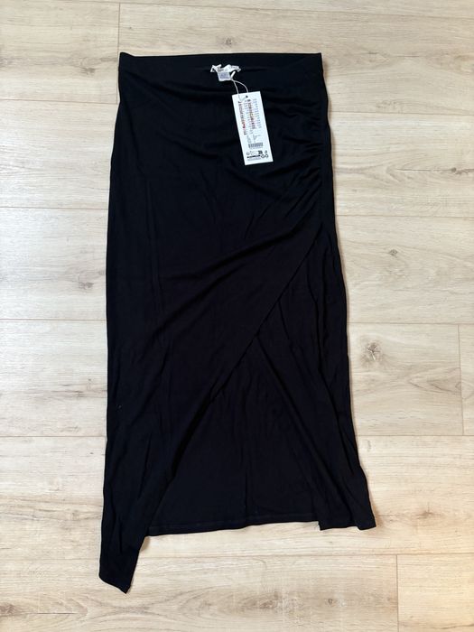 Czarna spódnica dopasowana
