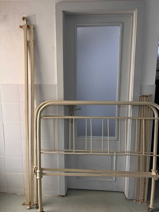 Cama de ferro antiga