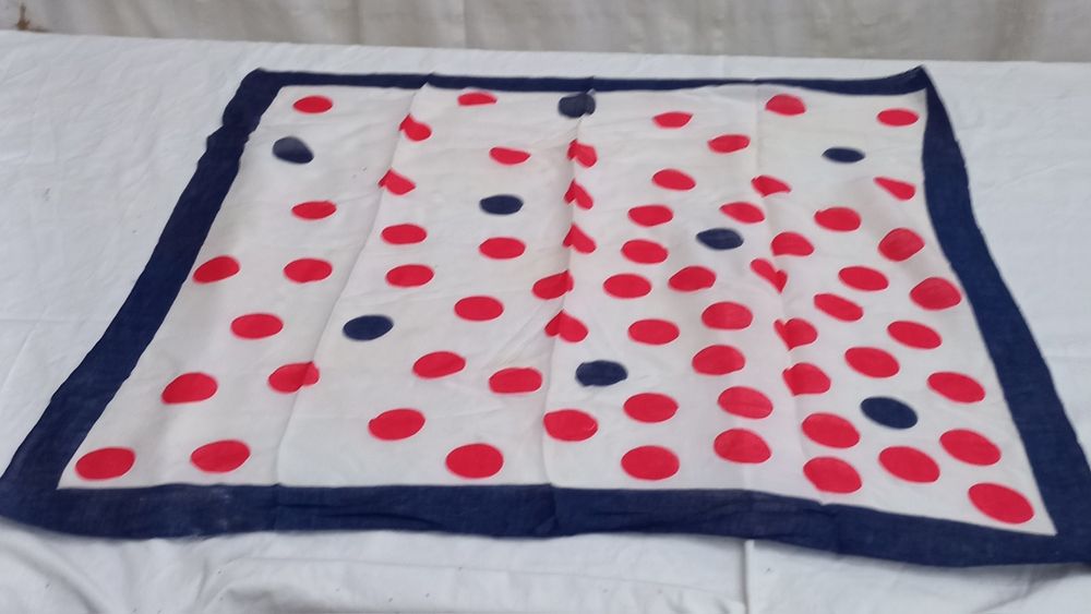 Lenço branco estampado bolas vermelha e azuis  0.60x0.60 cm