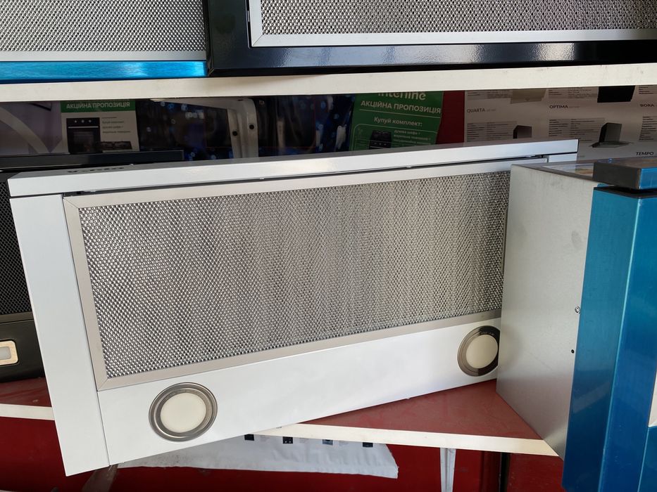 Кухонна витяжка вбудована, телескопічна.