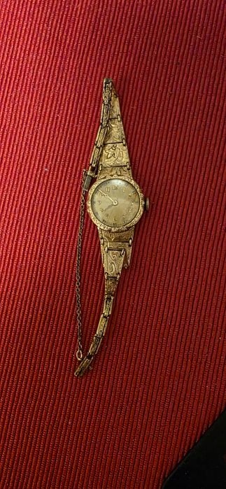 Вінтажний жіночий годинник



+2
Цей виріб є вінтажним жіночим наручни