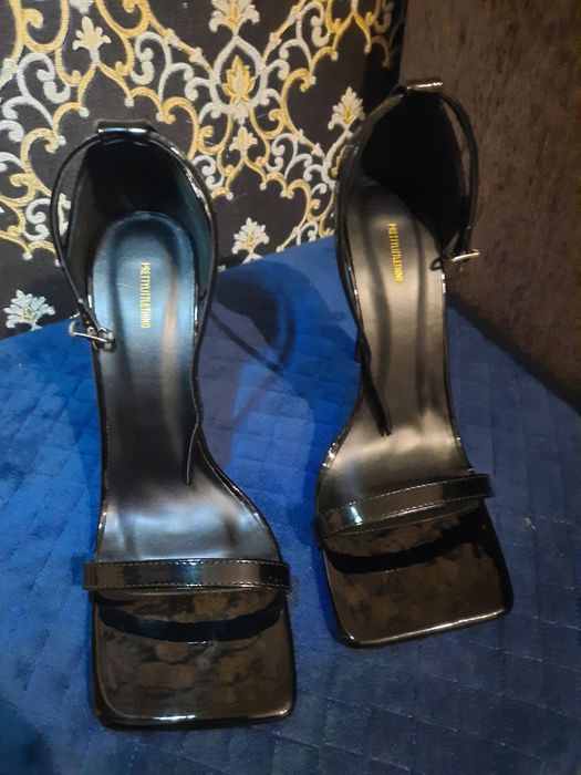 Продам босоніжки нові