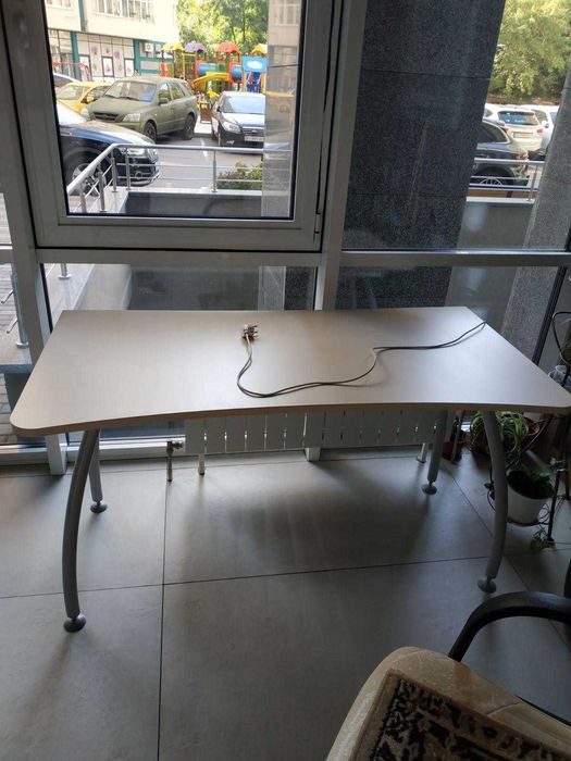 Письмовий стіл на металевих ножках з розетками
