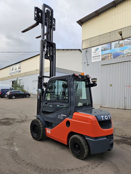 Навантажувачі вилкові в Києві. Вилочные погрузчики Тойота.