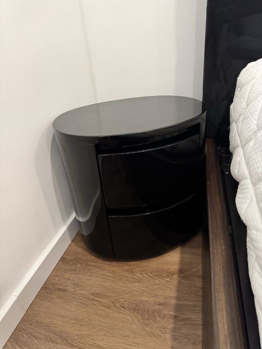 Duas cabeceiras de mesa pretas