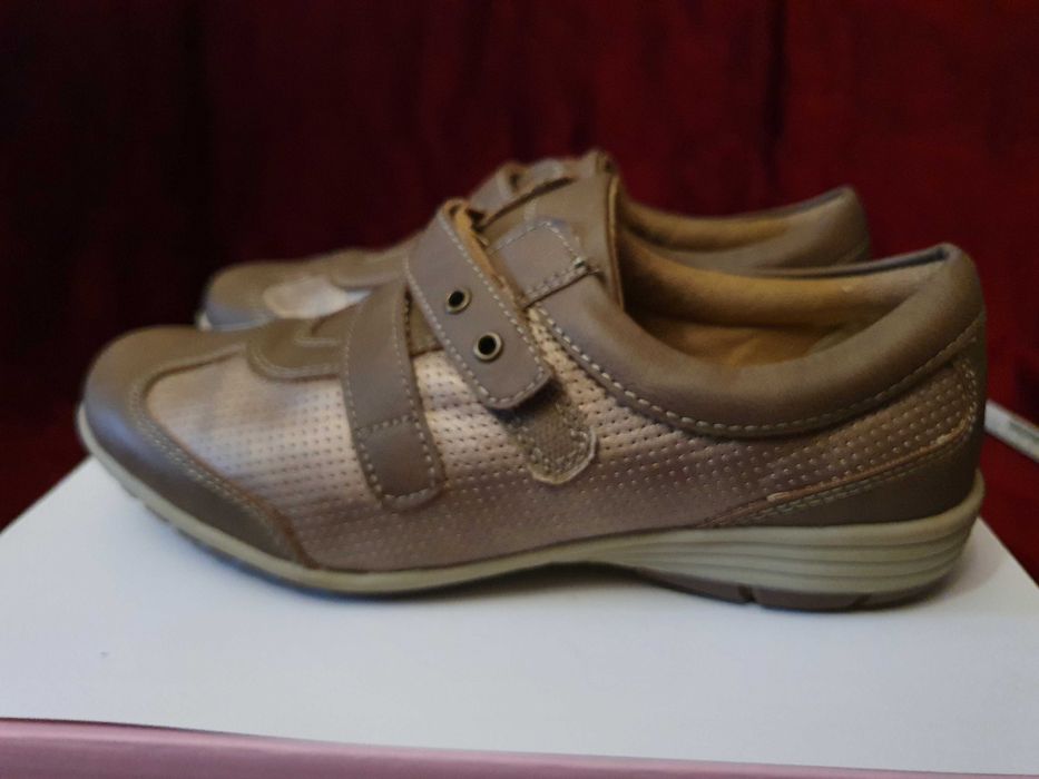 Новые женские кроссовки из натуральной кожи  FOOT FLEXX.