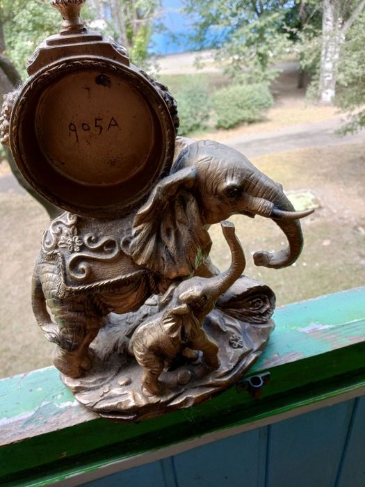 Часы слон настольные..