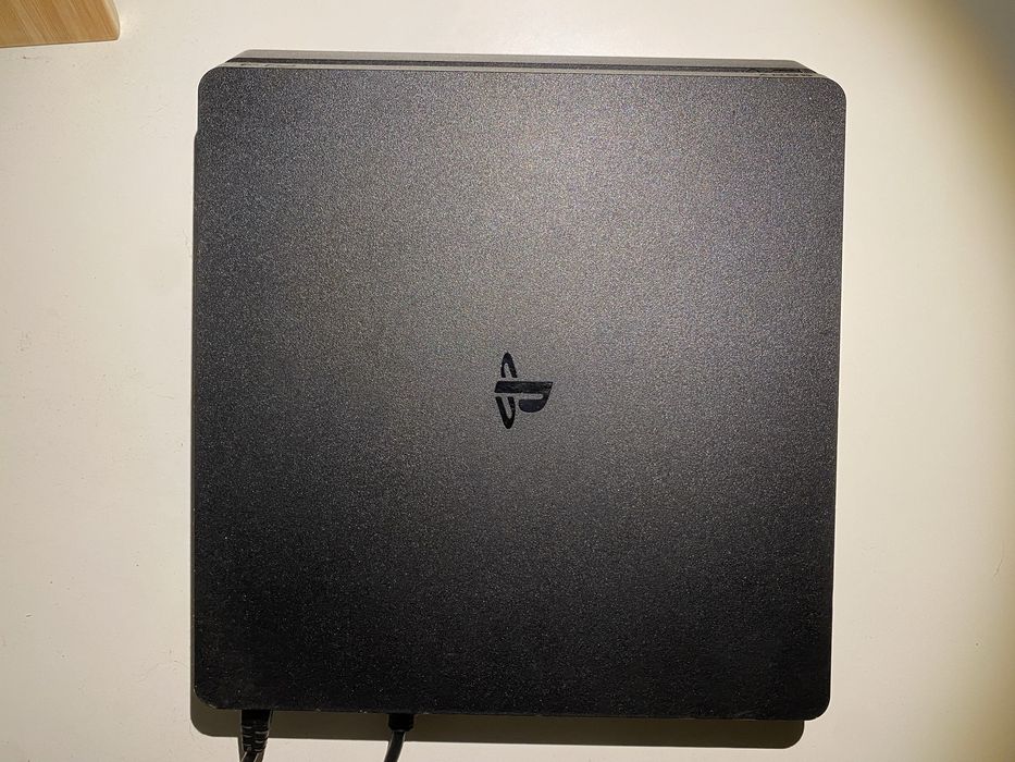PS4 Slim 500GB + 3 jogos + Comando original