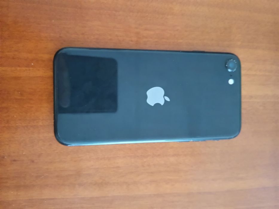 iPhone SE com a tela partida (reservado)