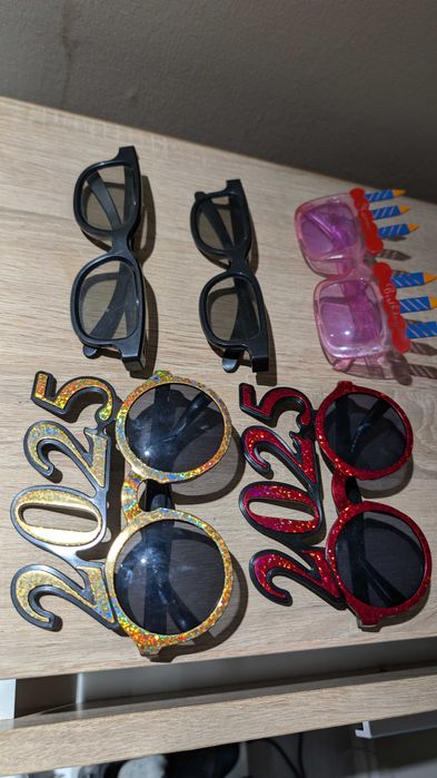 Набор из 5 пар очков — 2 пары для 3D, остальные стандартные