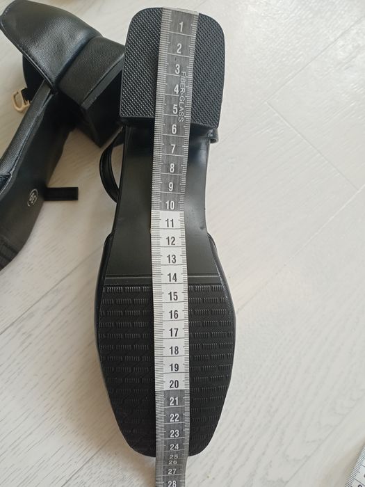 Czarne buty na słupku
