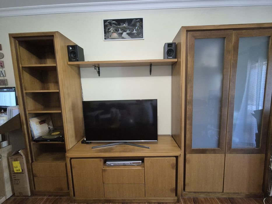 Estante de sala em carvalho.