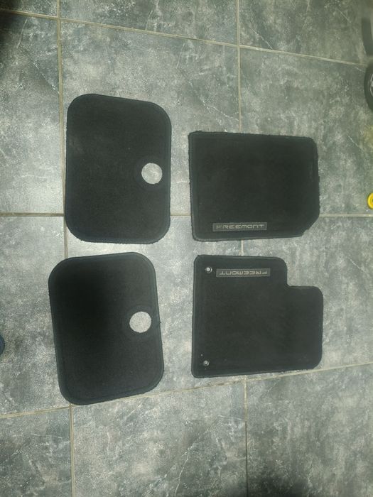 Tapetes em tecido e borracha originais para o Fiat Frremont