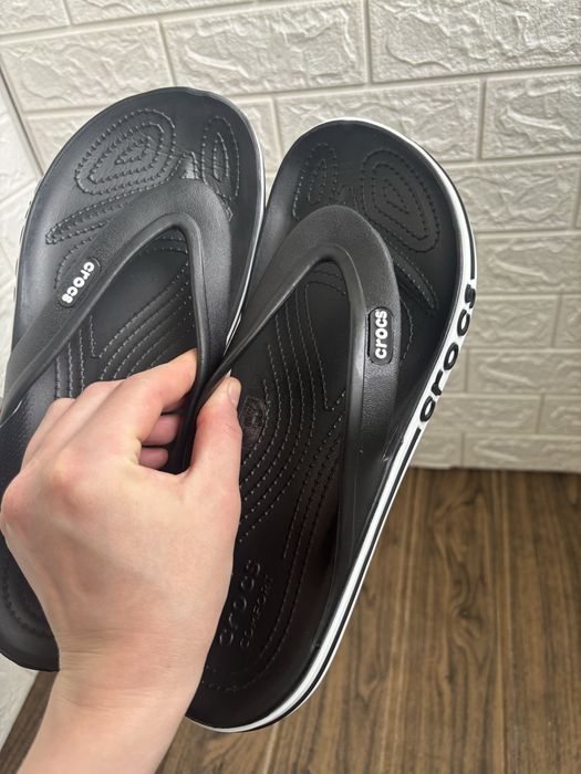 Чорно-білі в'єтнамки Crocs Bayaband Flip