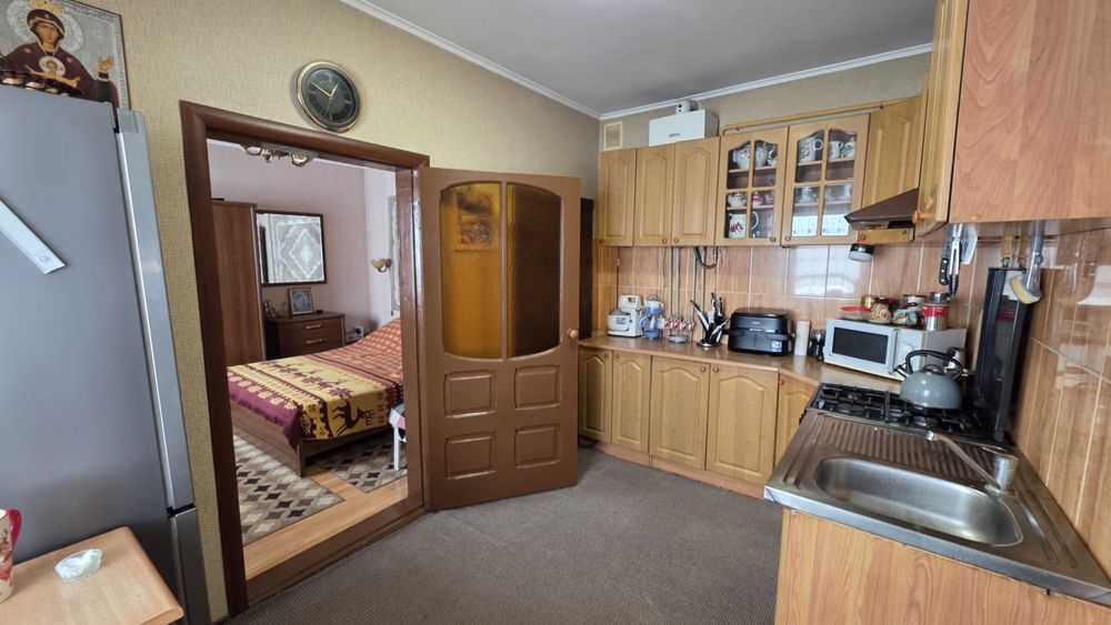Продається пів особняка