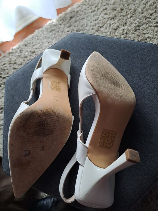Sapatos altos brancos