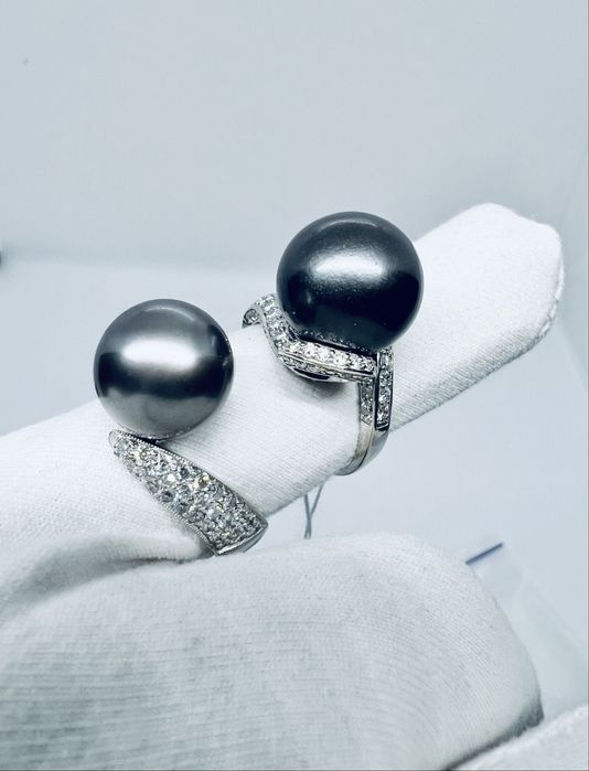 Золота каблучка з натуральними діамантами та чорною перлиною.