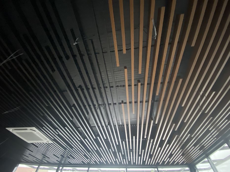 Грильято, Армстронг, Рейкові стелі