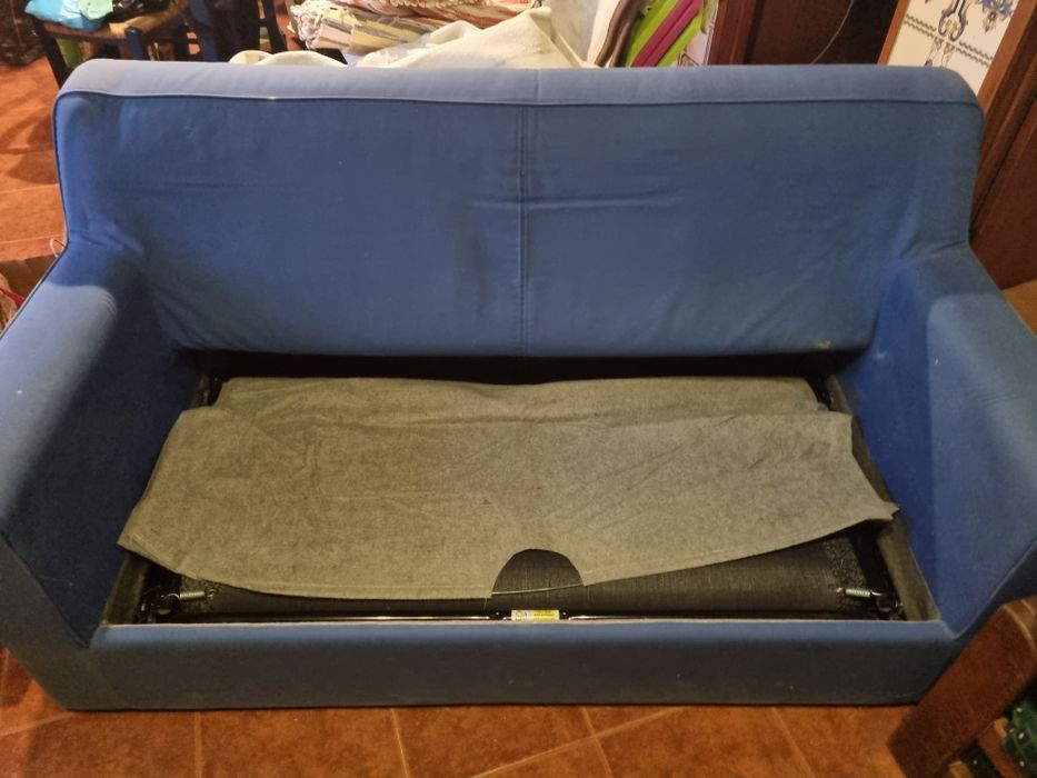 Sofa-cama em tecido azul