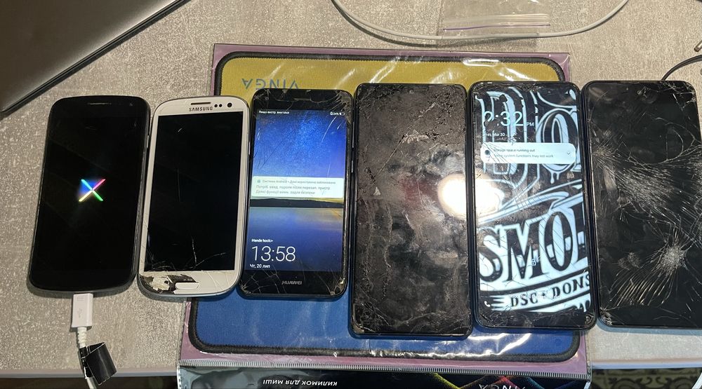 В продажі лот телефонів всі вмикаються та працюють