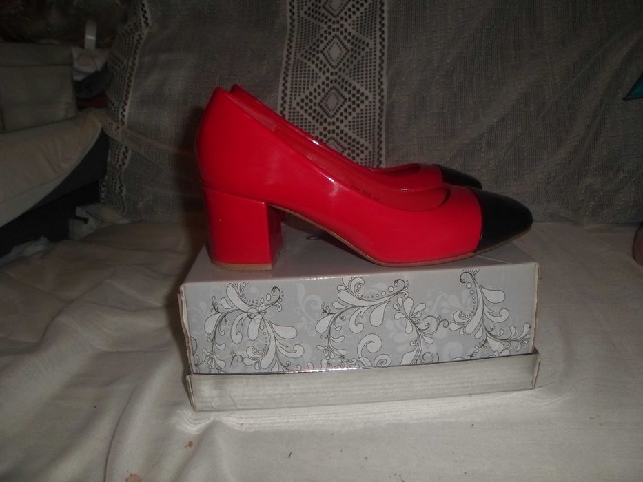 sapatos para senhora  como novos cor vermelho e preto