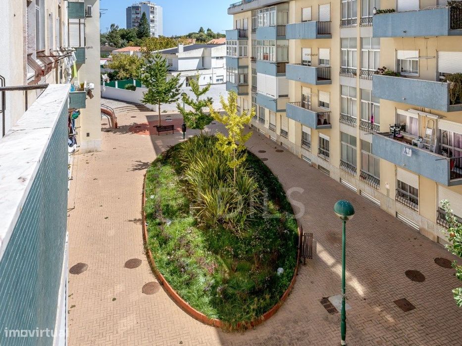 Apartamento T2 com varanda e elevador, em Oeiras.