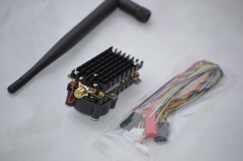 Видео передатчик 5.8G 24CH 2.0W + CADDX ANT Nano 1200TVL