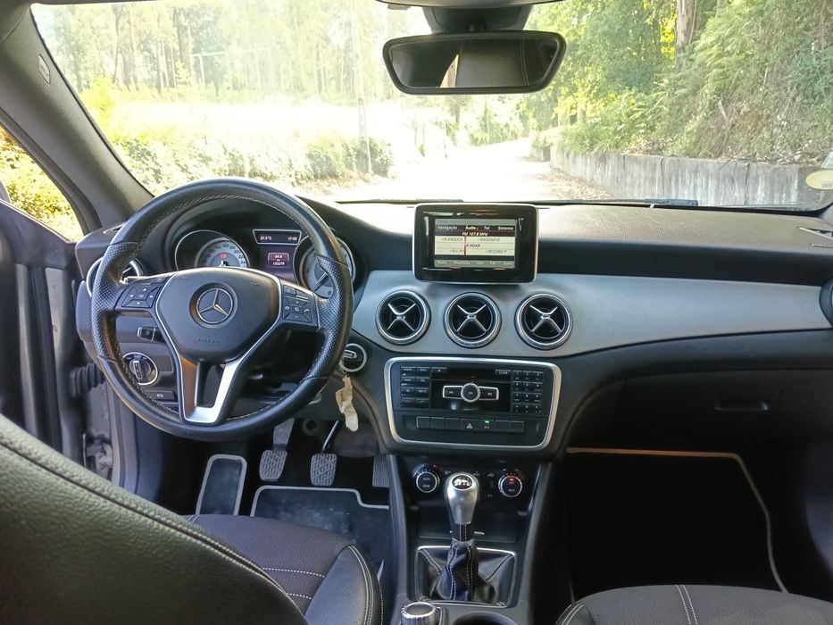 Mercedes CLA 180 impecável