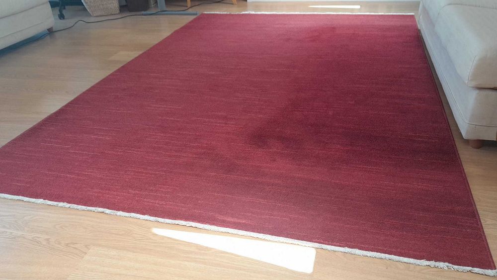 Vendo tapete bordeaux 2,70x1,90m. Usado em bom estado