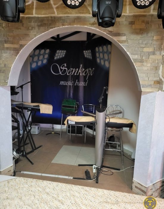 Продається окрема будівля.