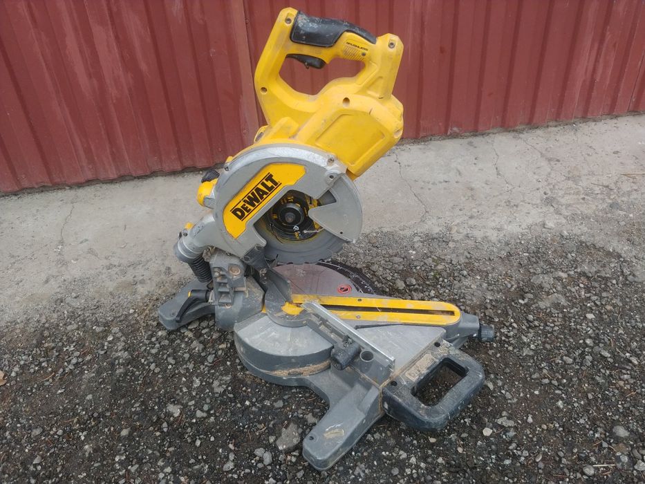 Ukośnica dewalt dcs777