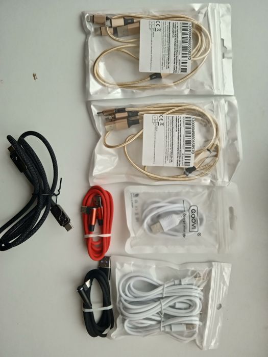 Кабелі до телефонів.