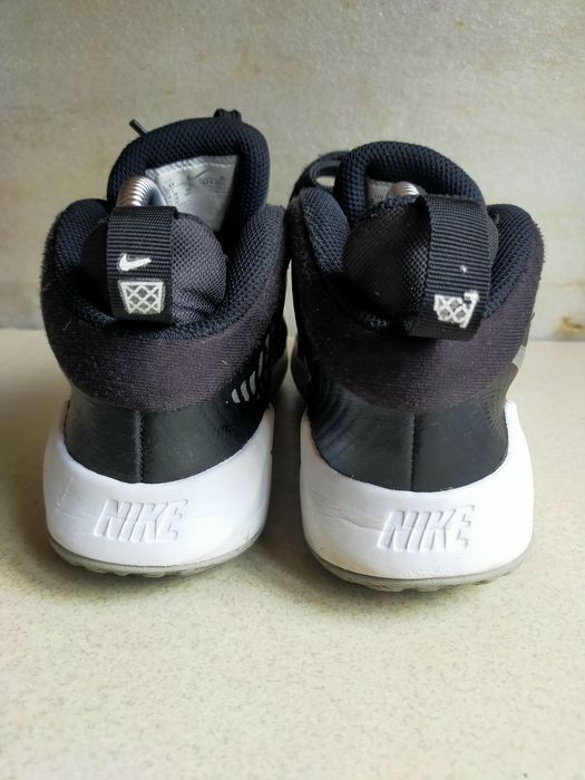 Buty  sportowe do koszykówki Nike Team Hustle  38
