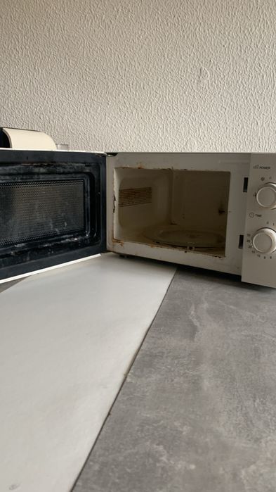 Microondas  a funcionar com  algum uso