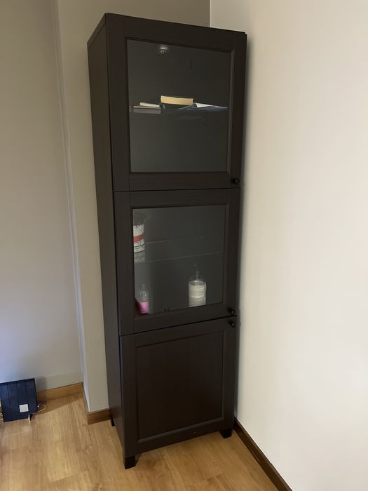 Arrumario castanho com luz