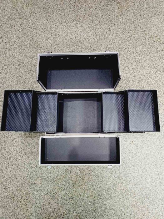 Чемодан мастера для маникюра, визажиста и парикмахера